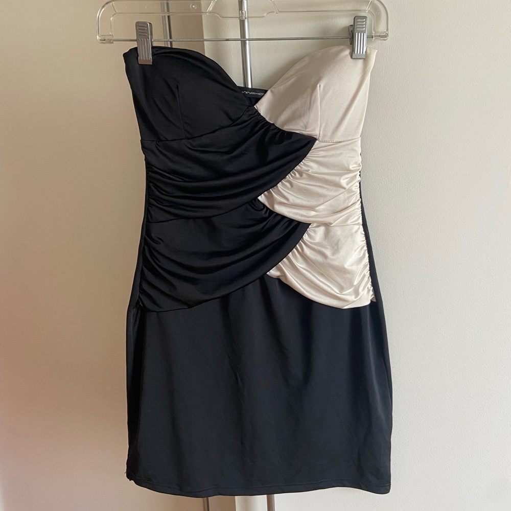 Black n White strapless mini dress 🖤🤍